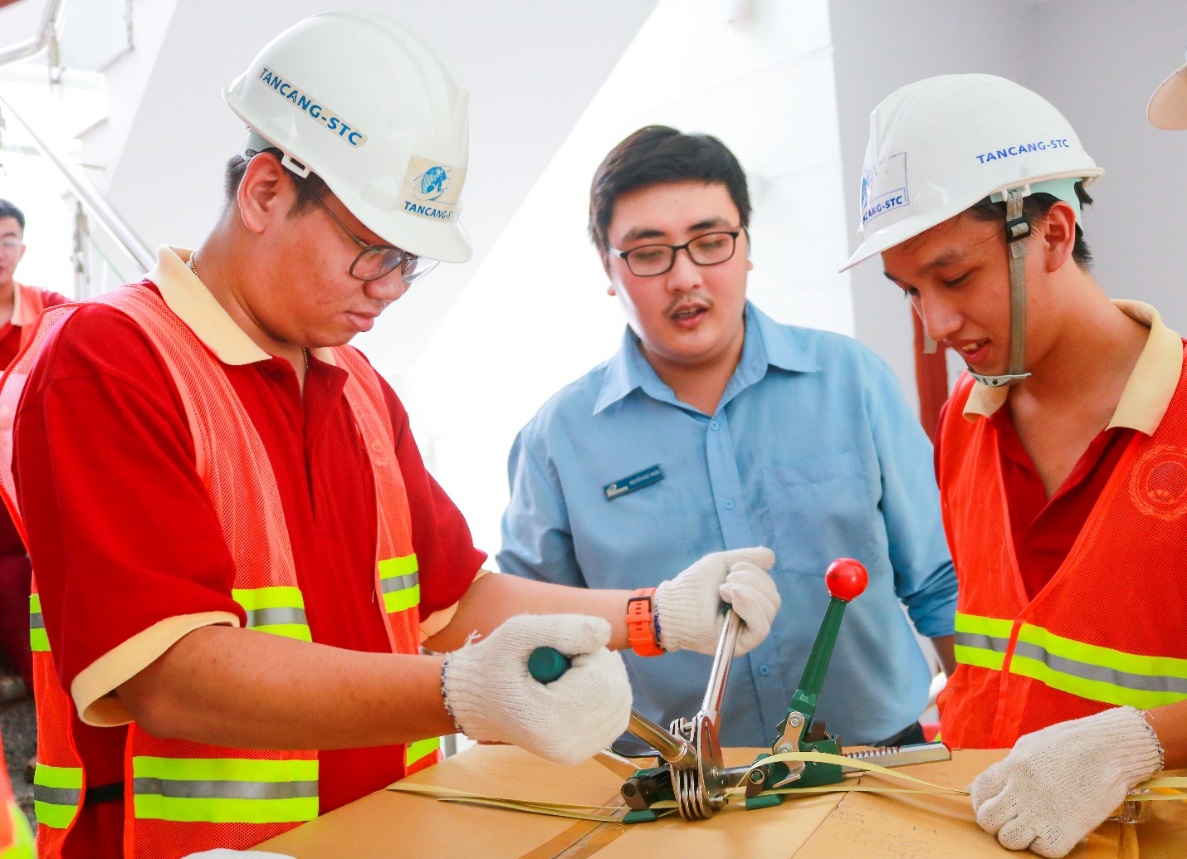 Sinh viên SIU trải nghiệm môi trường làm việc thực tế tại Tân Cảng - Sài Gòn” khu vực miền Nam