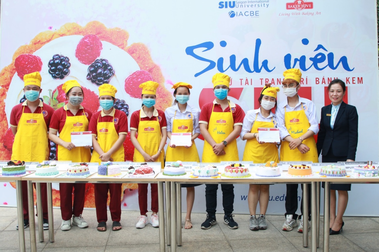 Sinh viên SIU trổ tài trang trí bánh kem mừng ngày Quốc tế Phụ nữ