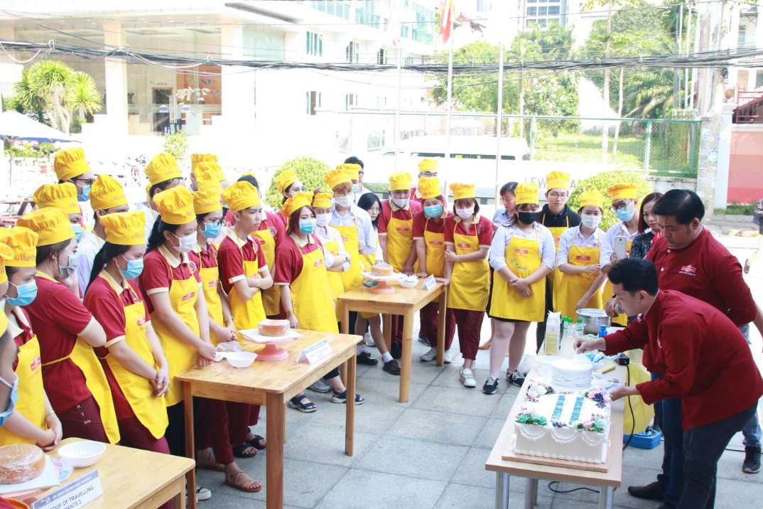 Sinh viên SIU trổ tài trang trí bánh kem mừng ngày Quốc tế Phụ nữ