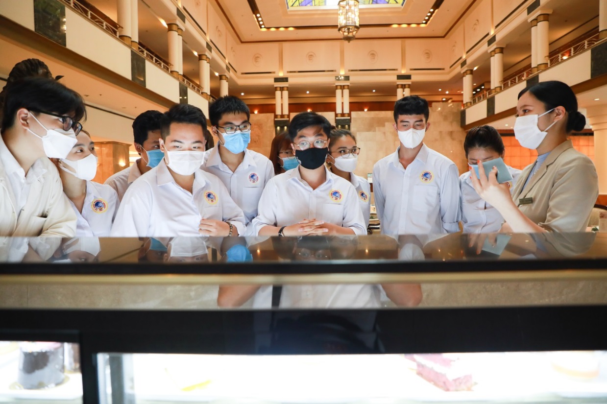 Sinh viên SIU có thêm trải nghiệm thực tế giá trị với “tour” tham quan Lotte Legend Hotel Sài Gòn