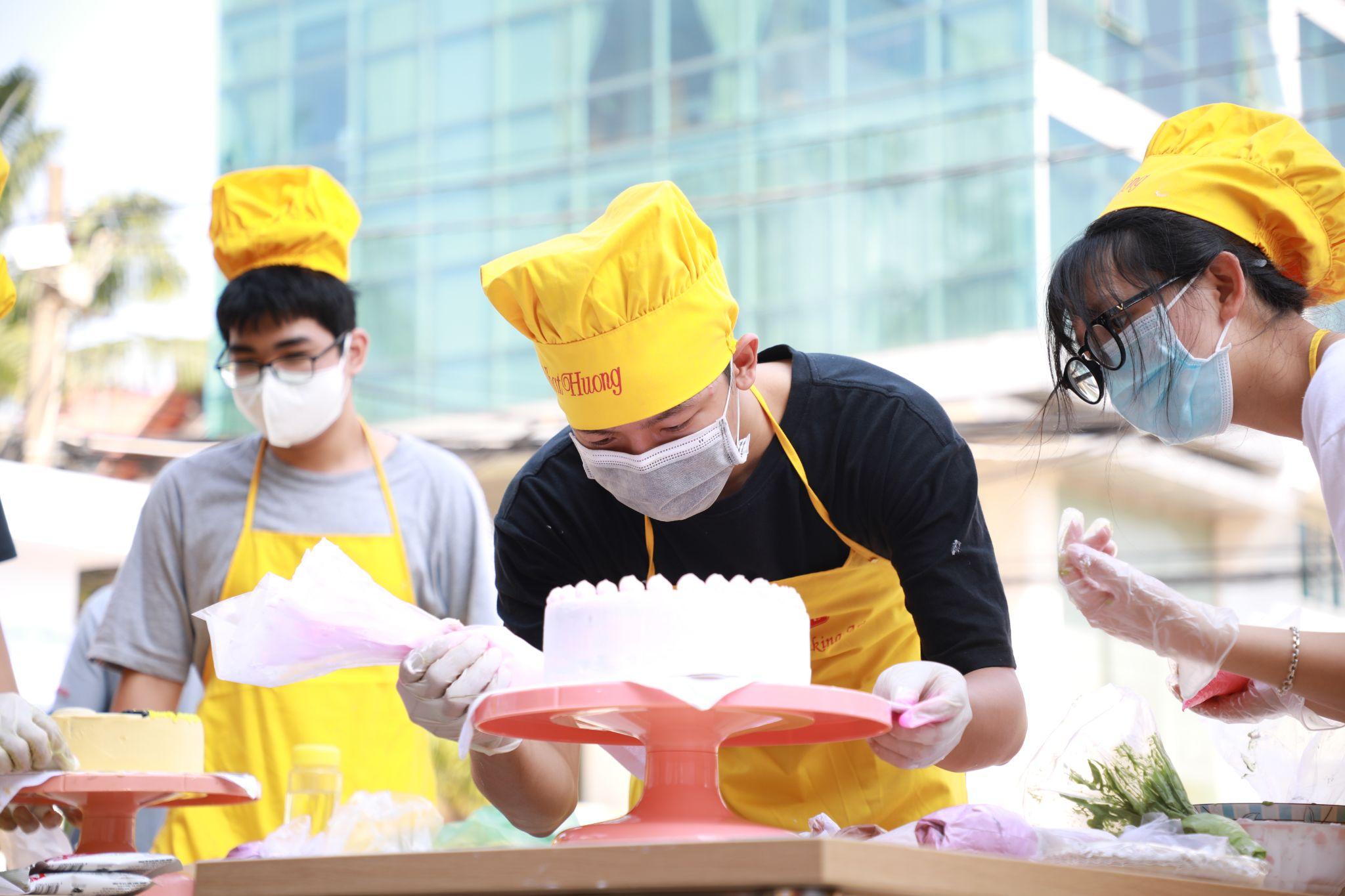 Thay lời muốn nói qua những chiếc bánh kem “SIUer-made”