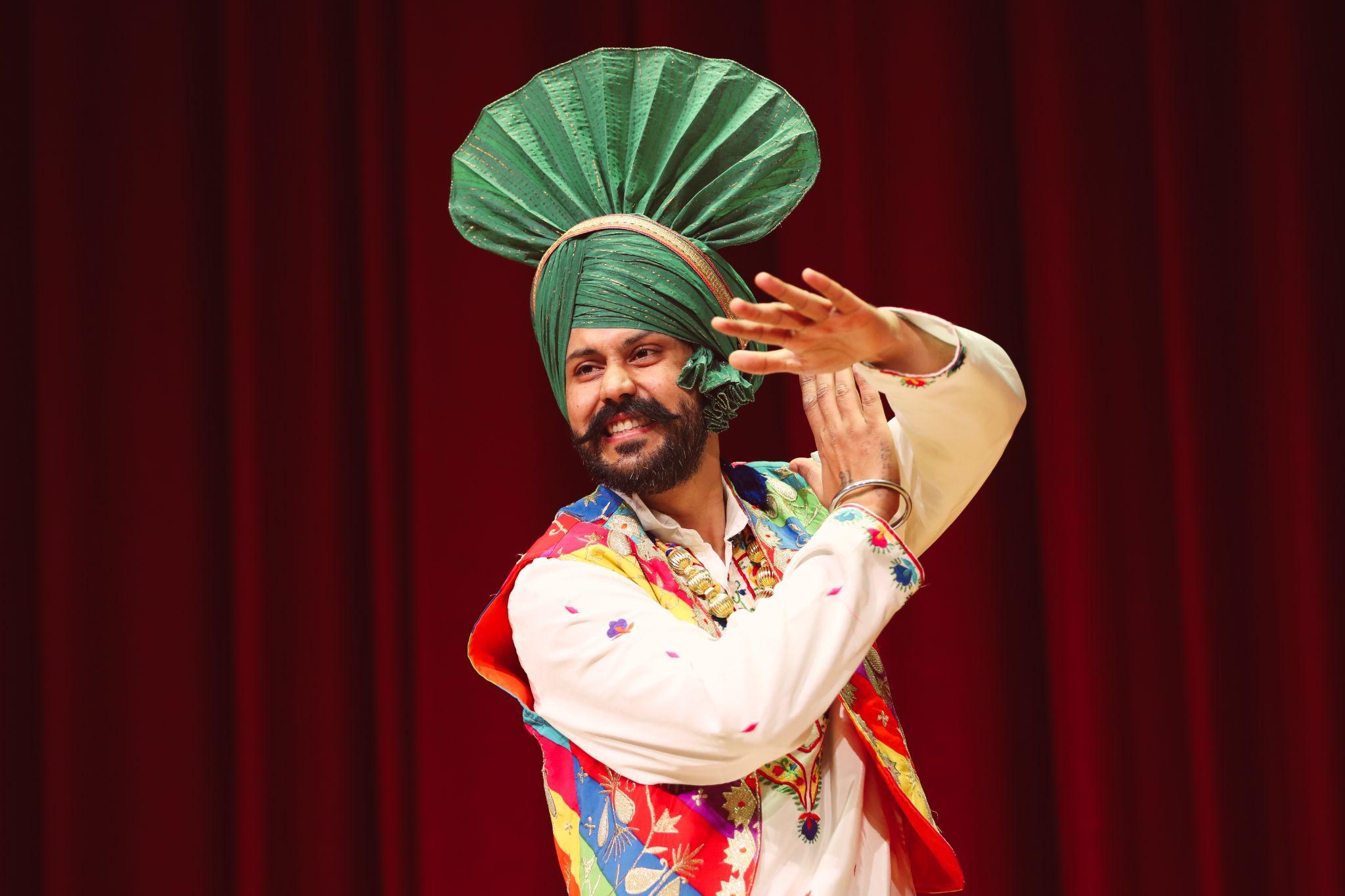 Đặc sắc những điệu múa dân gian Ấn Độ tại SIU