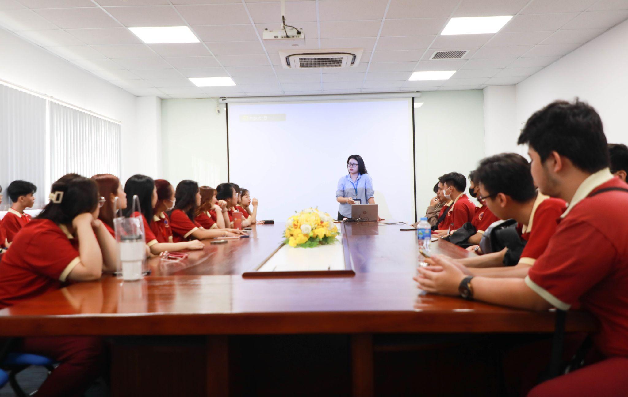 Sinh viên SIU trải nghiệm thực tế ngành “con cưng của toàn cầu hóa”