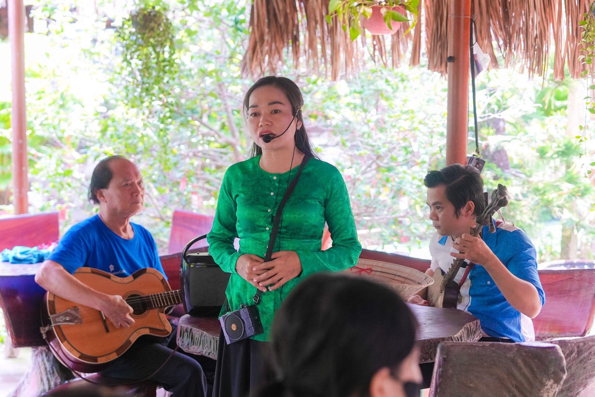 Sinh viên SIU khám phá “miền Tây sông nước”