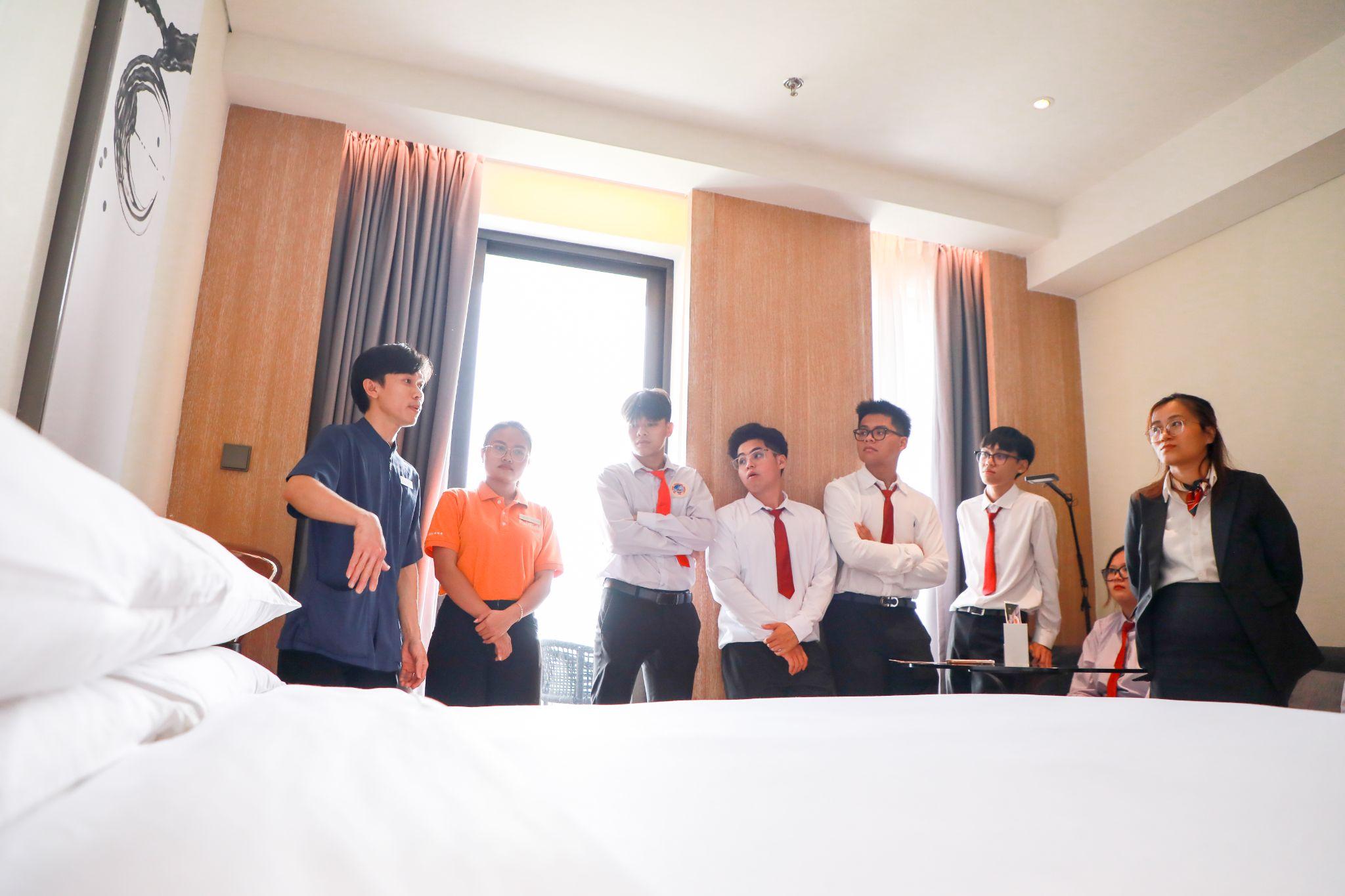 Sinh viên SIU học tập thực tế tại Fairfield by Marriott South Binh Duong Hotel