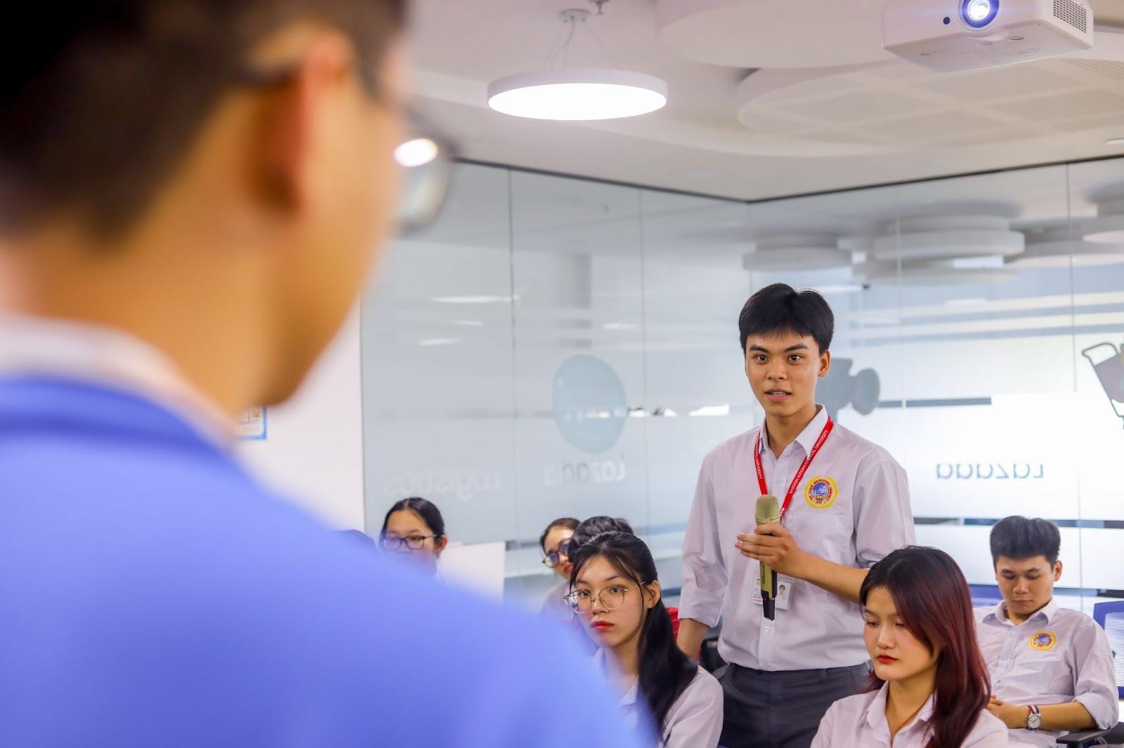 Tour “săn” kiến thức tại Lazada Logistics Park 