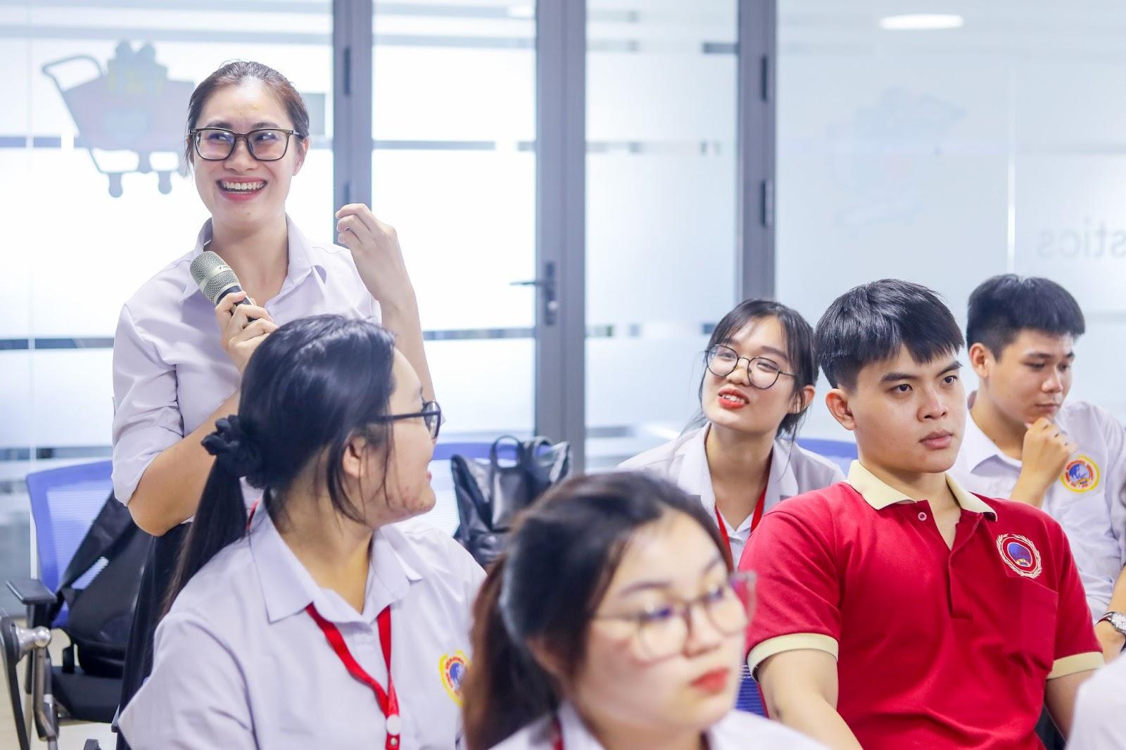 Tour “săn” kiến thức tại Lazada Logistics Park 