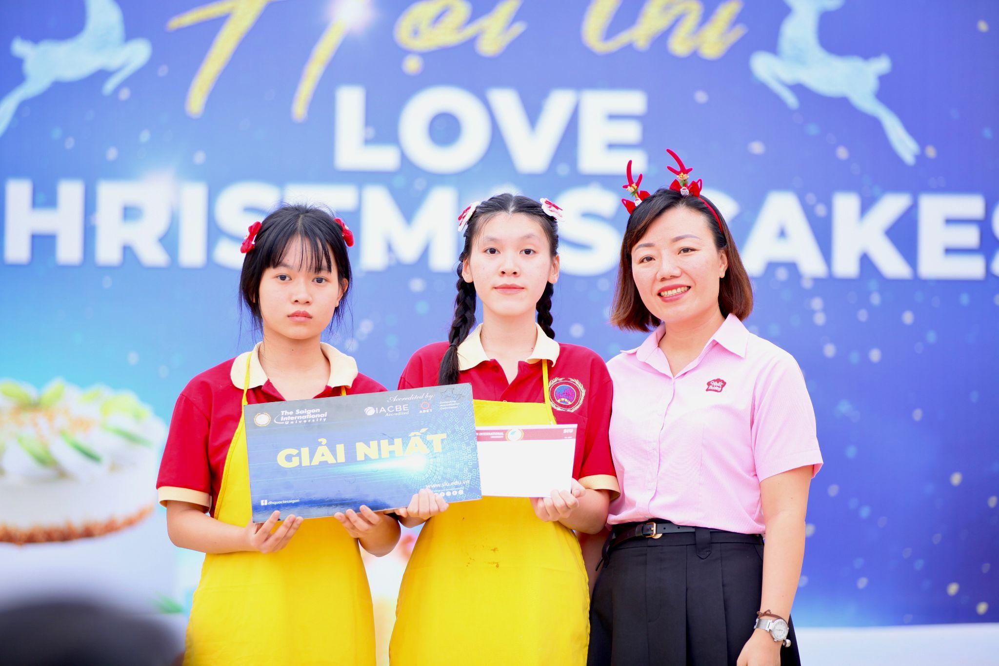 “Love Christmas Cakes” lan tỏa niềm vui mùa lễ hội tại SIU