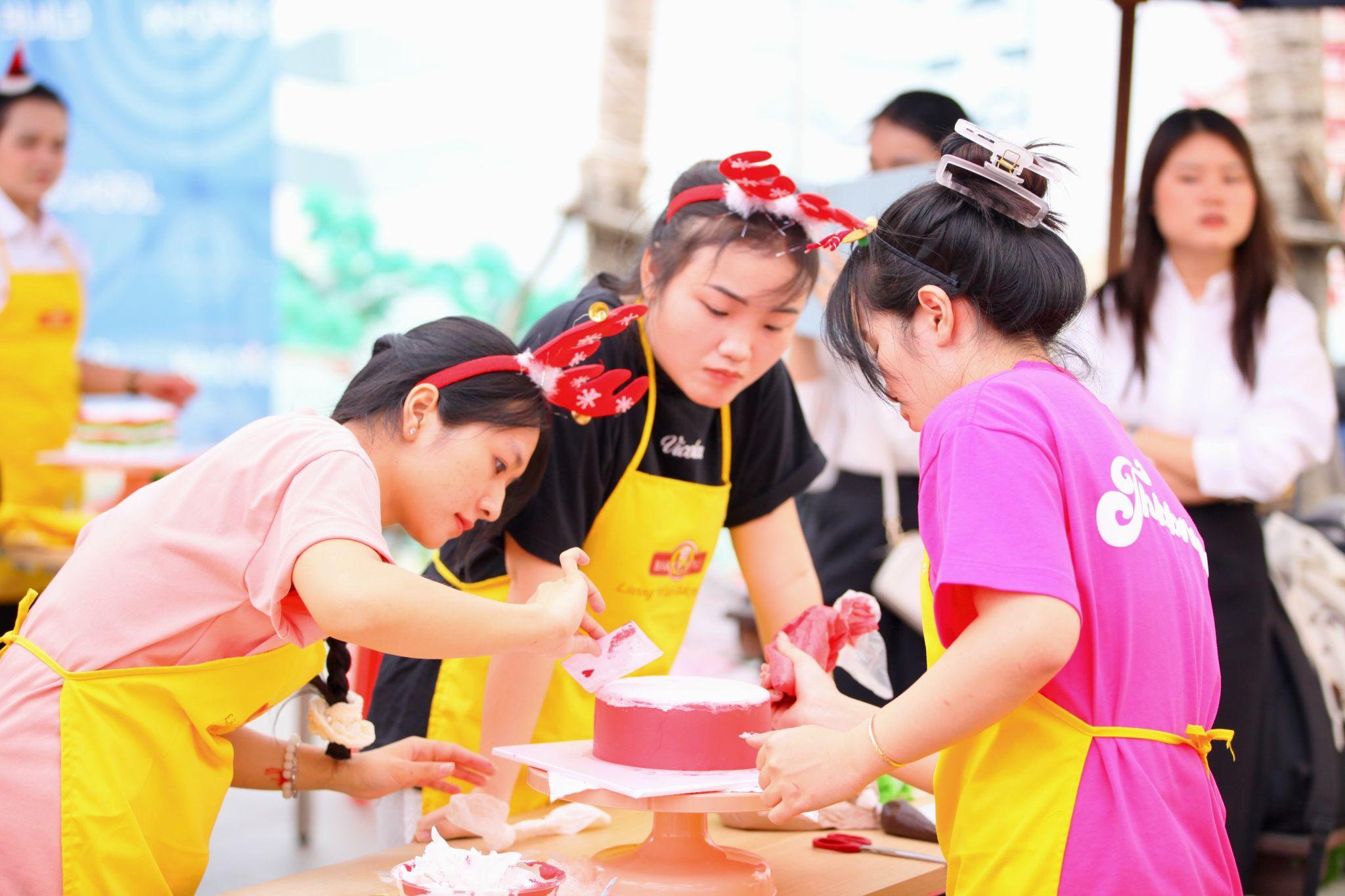 “Love Christmas Cakes” lan tỏa niềm vui mùa lễ hội tại SIU