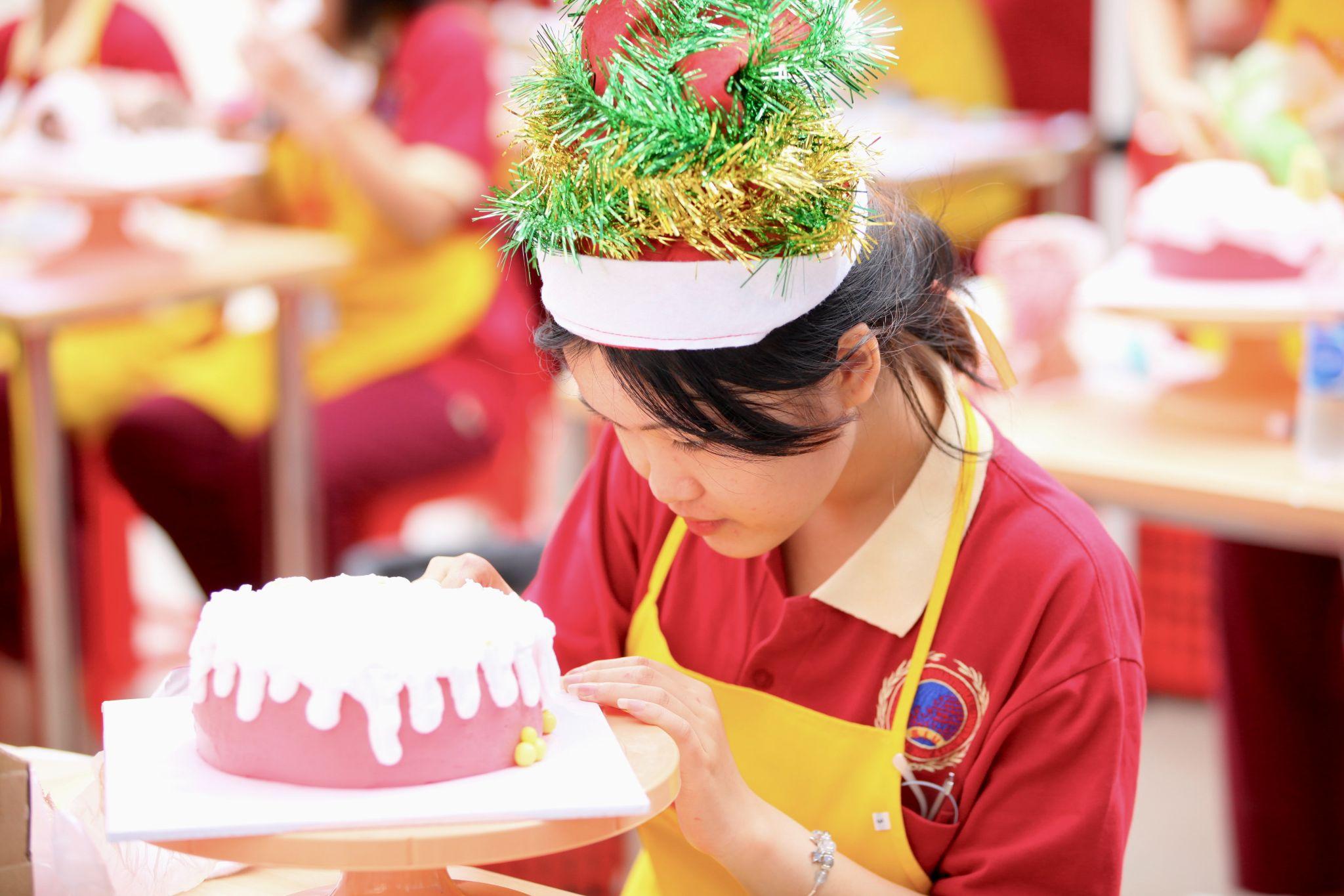 “Love Christmas Cakes” lan tỏa niềm vui mùa lễ hội tại SIU