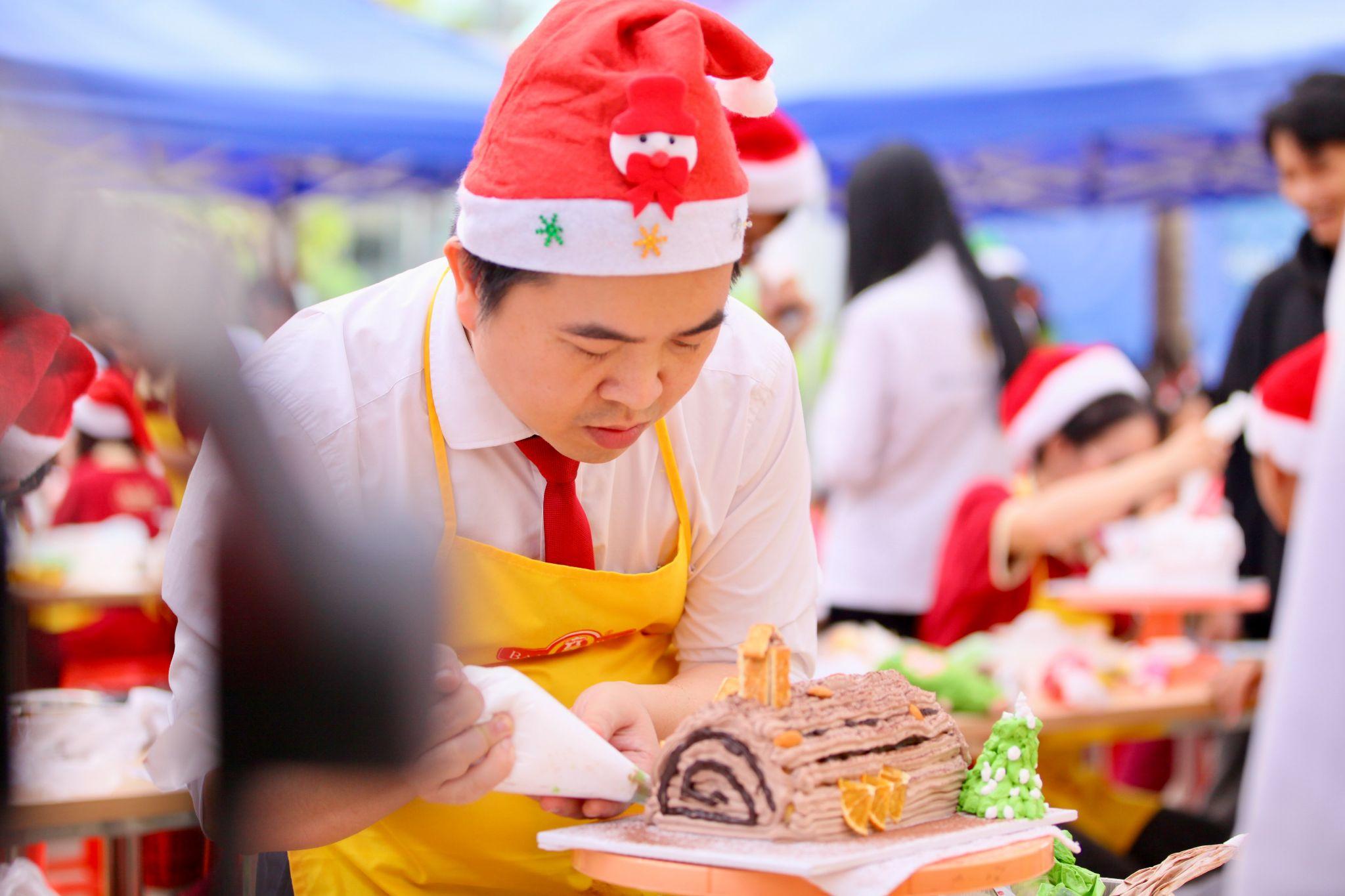 “Love Christmas Cakes” lan tỏa niềm vui mùa lễ hội tại SIU