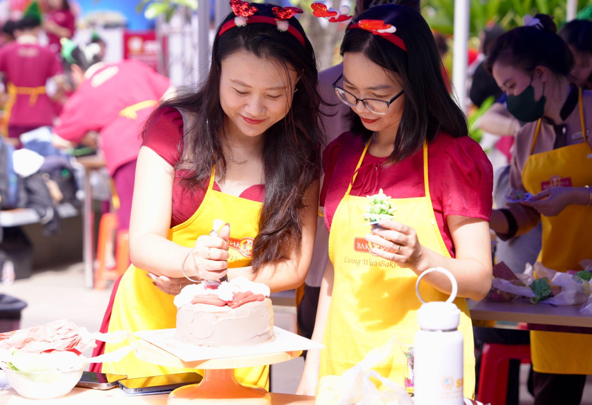 “Love Christmas Cakes” lan tỏa niềm vui mùa lễ hội tại SIU