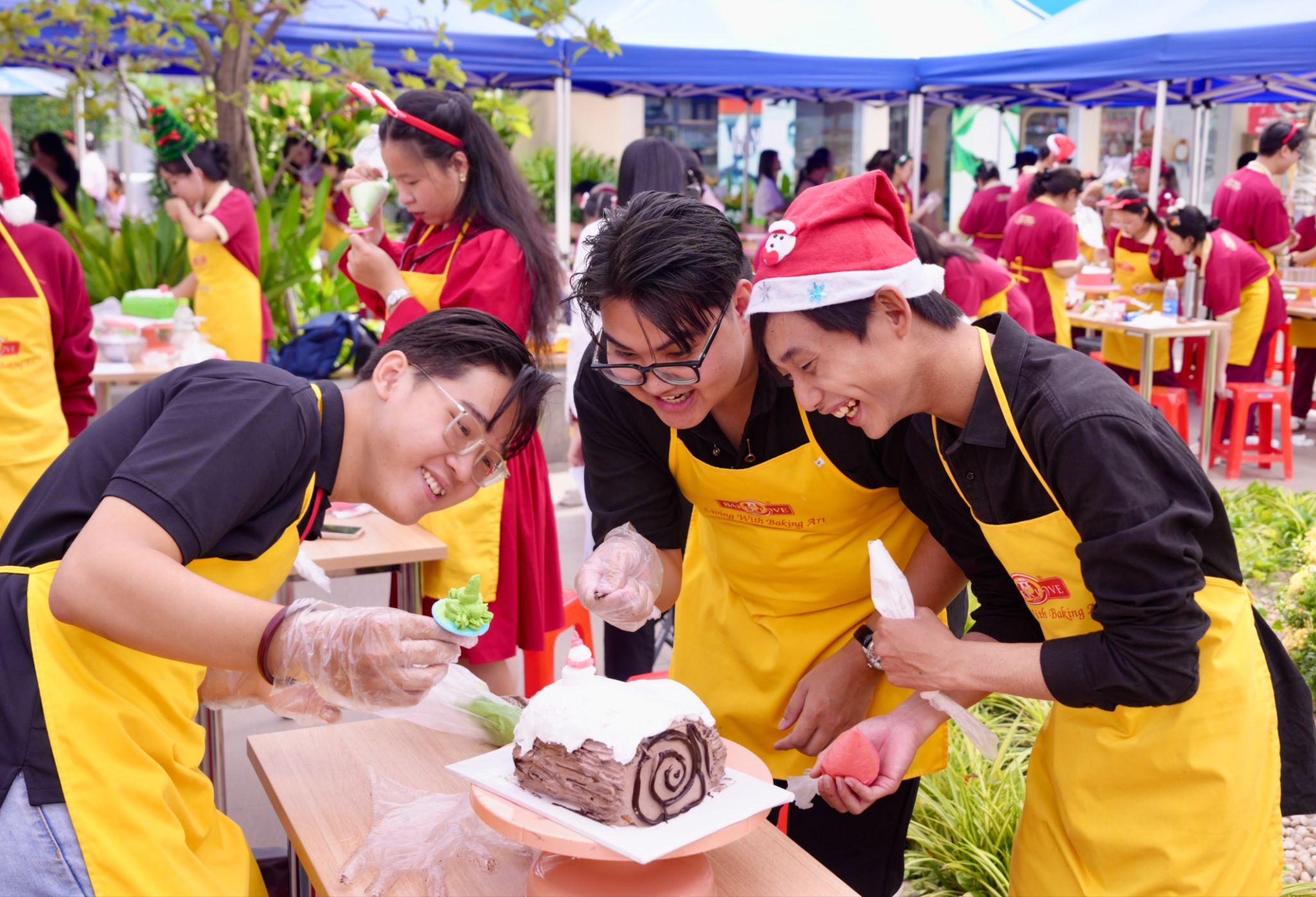 “Love Christmas Cakes” lan tỏa niềm vui mùa lễ hội tại SIU