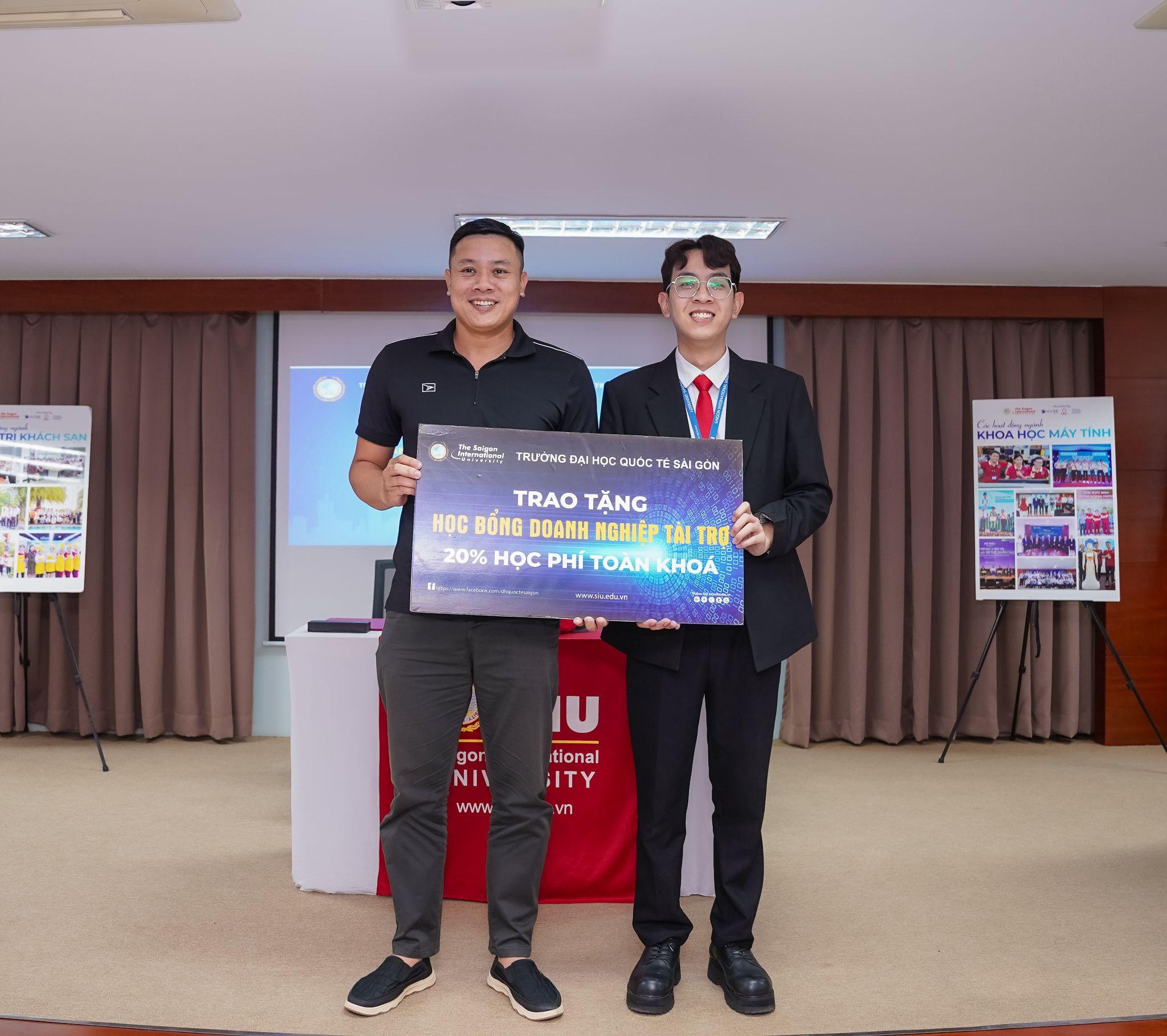 SIU ký kết hợp tác cùng THPT Nguyễn Huệ: Chào đón học sinh thành phố biển tại SIU Open Day 2025