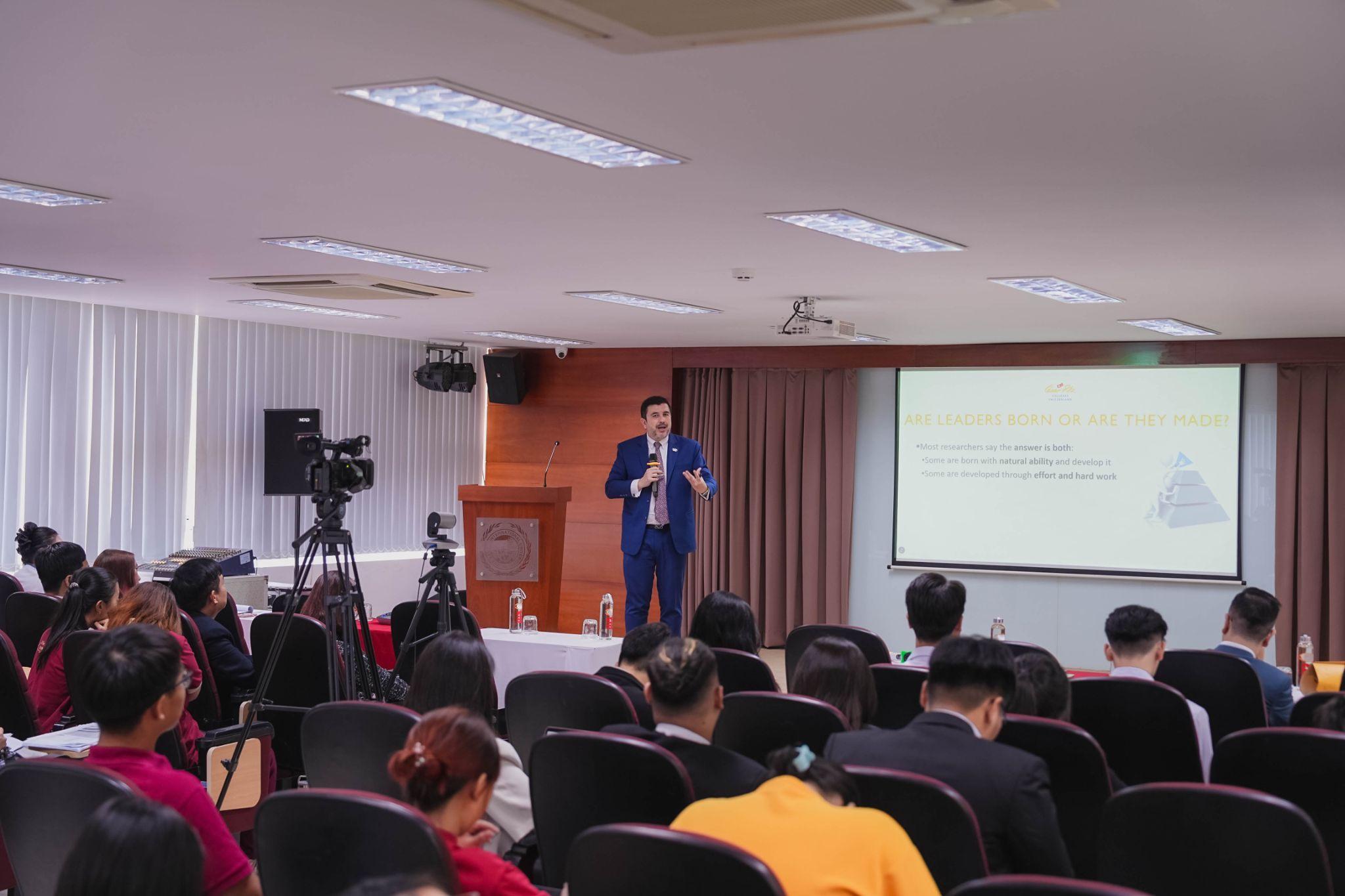 Sinh viên SIU khám phá kỹ năng lãnh đạo con người trong tổ chức