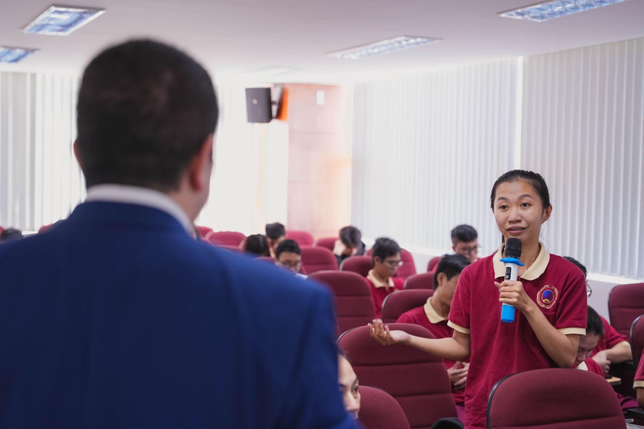 Sinh viên SIU khám phá kỹ năng lãnh đạo con người trong tổ chức